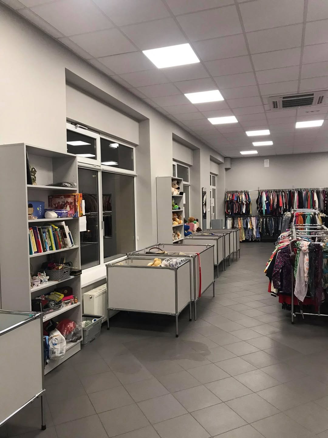 Ubrania na wieszakach